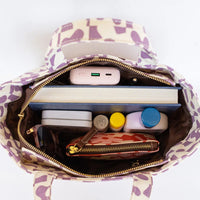 Mini Tote, Plaka