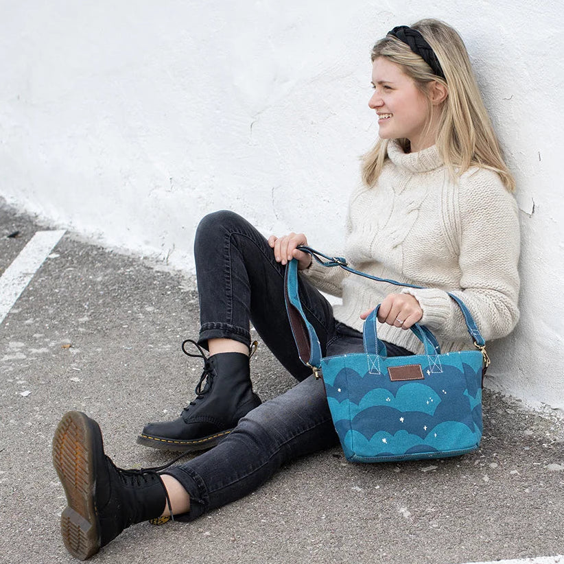 Mini Tote, Plaka