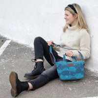 Mini Tote, Plaka
